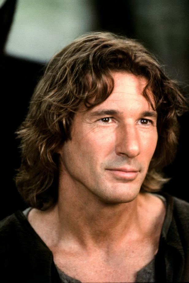 Ein Porträt von Richard Gere mit langen, gewellten Haaren.