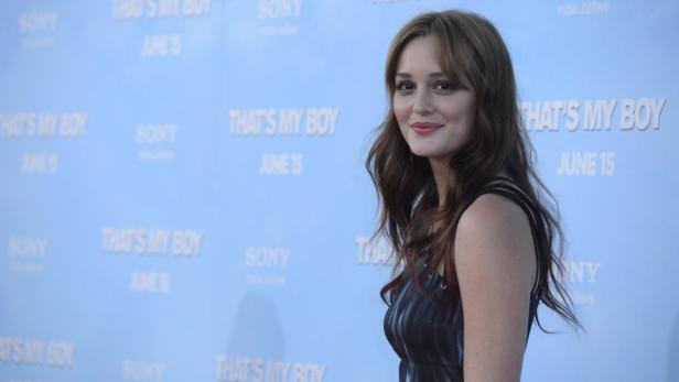 Leighton Meester posiert vor einer Wand für den Film „That's My Boy“.