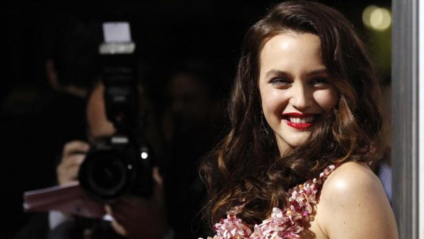 Leighton Meester lächelt auf dem roten Teppich in die Kamera.