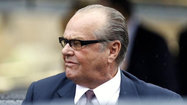 Ein Porträt von Jack Nicholson mit Brille und Anzug.
