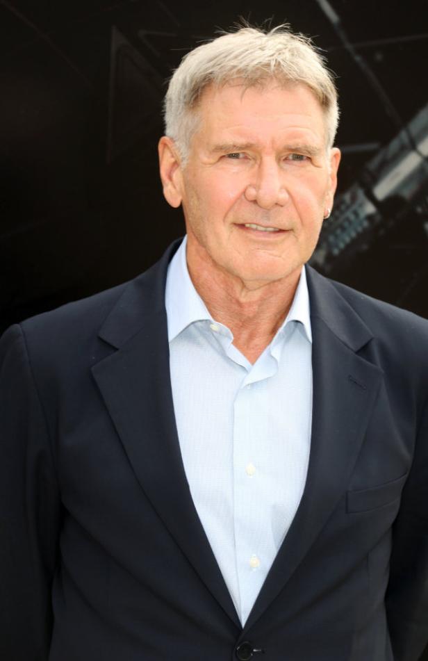 Ein Porträt von Harrison Ford in einem blauen Anzug.