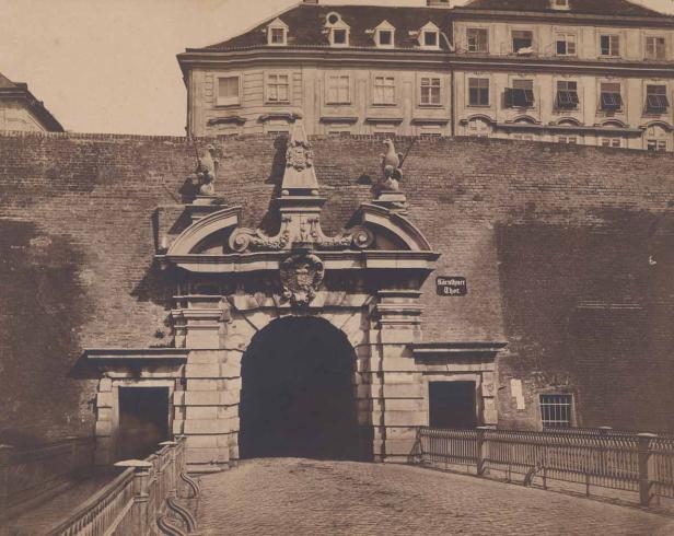 Das Kärntner Tor in Wien, ein historischer Durchgang mit dekorativer Architektur.