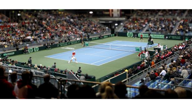 Ein Tennisspieler ist bei einem Davis-Cup-Spiel in Aktion zu sehen.