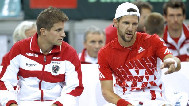 Zwei österreichische Tennisspieler sitzen auf einer Bank.