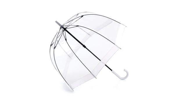 Ein geöffneter, durchsichtiger Regenschirm mit weißem Griff vor einem weißen Hintergrund.
