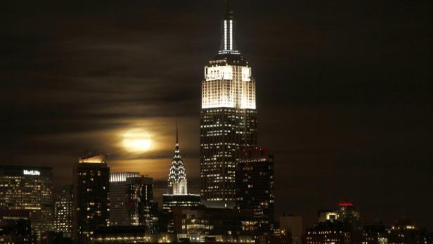 Empire State Building Das Empire State Building und der Chrysler Building vor einem hellen Vollmond in New York.