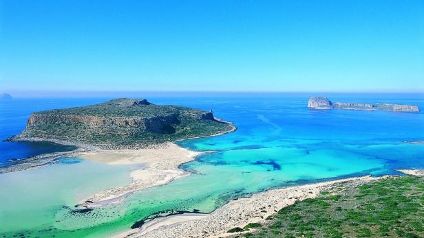 Blick auf die Lagune von Balos auf Kreta mit türkisfarbenem Wasser und zwei Inseln.