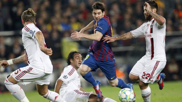 Lionel Messi im Zweikampf mit mehreren Spielern des AC Mailand.
