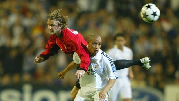 David Beckham und Roberto Carlos während eines Fußballspiels.