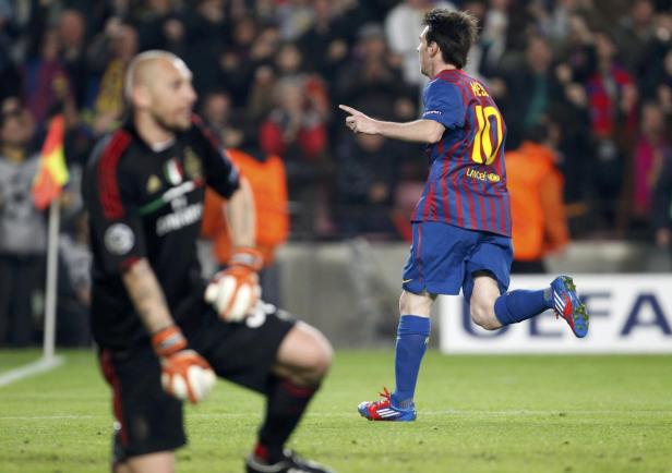 Lionel Messi jubelt auf dem Fußballfeld, während ein Torwart im Hintergrund kniet.