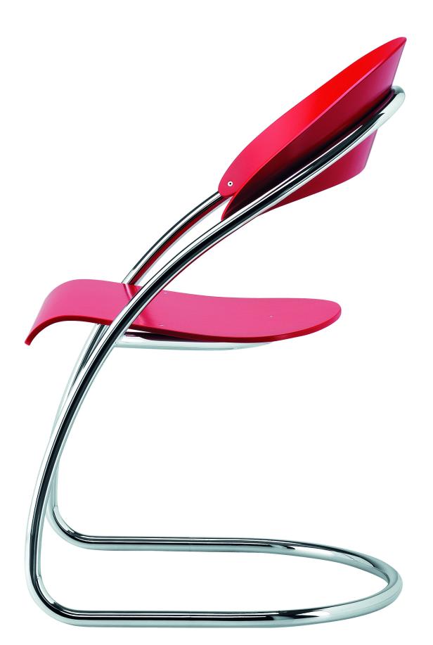 Ein roter Freischwinger-Stuhl mit einem Gestell aus verchromtem Stahl.