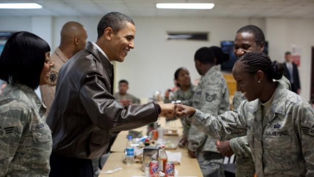 Barack Obama gibt einer Soldatin der US Air Force einen Fauststoß.