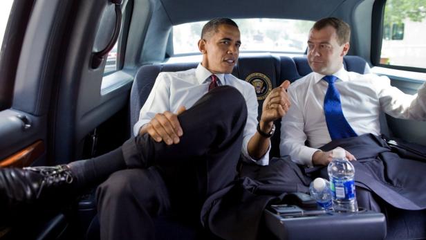 Barack Obama und Dmitri Medwedew sitzen in einer Limousine und unterhalten sich.