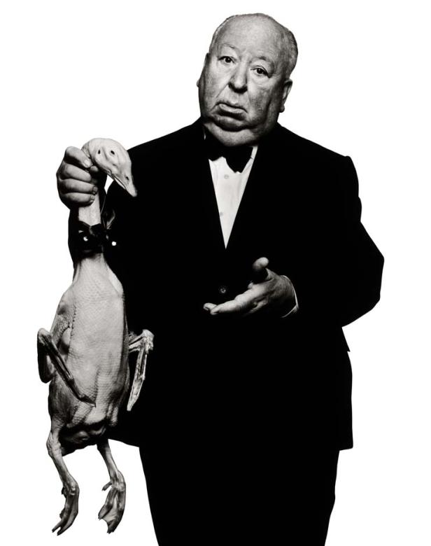 Alfred Hitchcock hält eine tote Gans in der Hand.