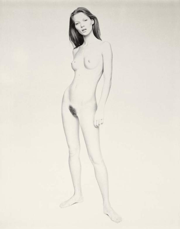 Eine Aktaufnahme von Kate Moss vor einem hellen Hintergrund.