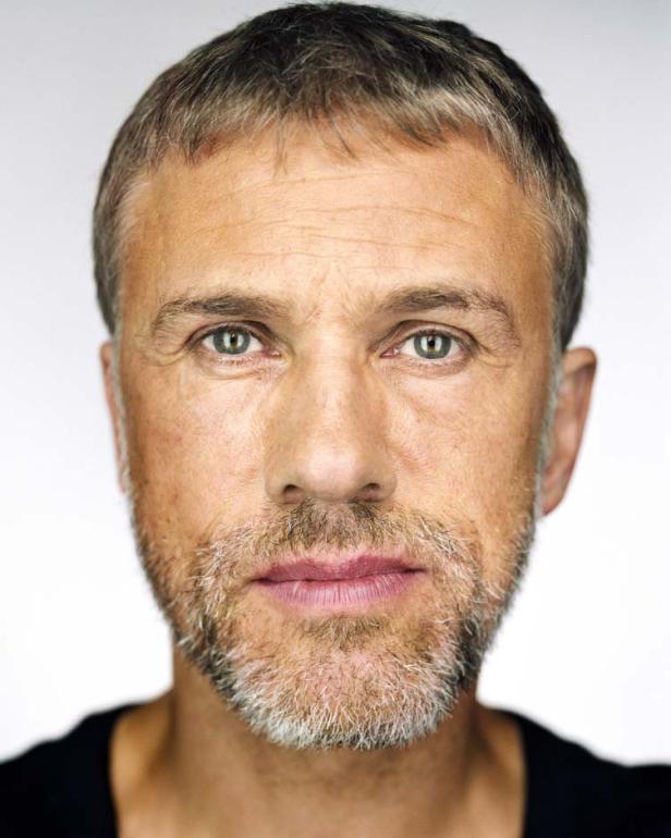 Porträt des Schauspielers Christoph Waltz mit grau meliertem Haar und Bart.