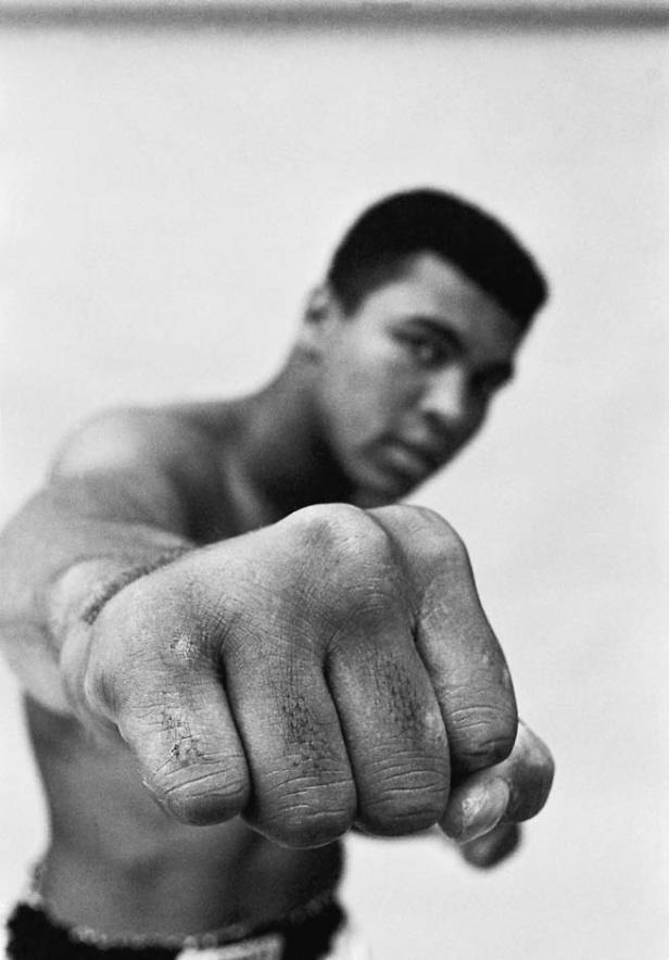 Muhammad Ali präsentiert seine geballte Faust in einer Schwarzweißaufnahme.