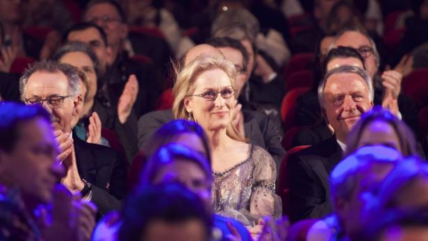 Meryl Streep sitzt im Publikum und applaudiert.