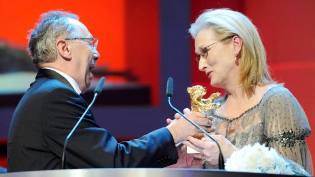 Meryl Streep nimmt einen Goldenen Ehrenbären bei der Berlinale entgegen.