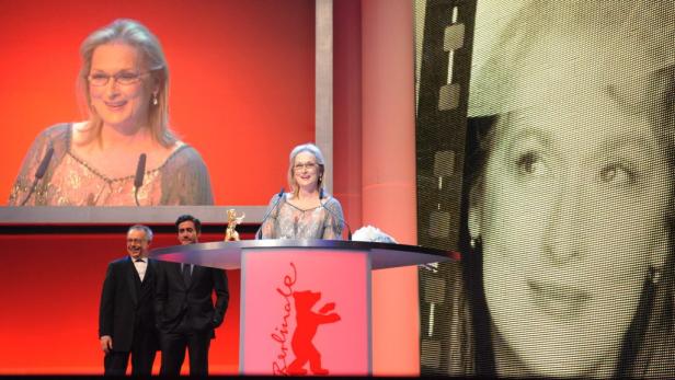 Meryl Streep bei der Berlinale am Rednerpult mit einem goldenen Bären.