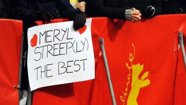 Ein Fan hält ein Schild mit der Aufschrift „Meryl Streep(ly) The Best“.