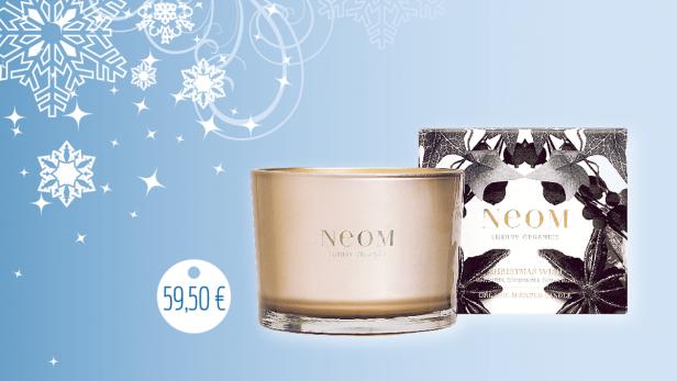 Eine Duftkerze der Marke Neom „Christmas Wish“ mit Mandarine, Zimt und Tonkabohne.