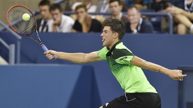 Dominic Thiem schlägt einen Tennisball während eines Matches.