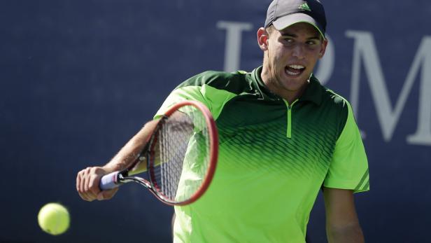 Dominic Thiem beim Aufschlag während eines Tennisspiels.