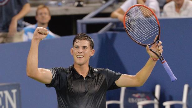 Dominic Thiem feiert mit erhobener Faust und Tennisschläger in der Hand.