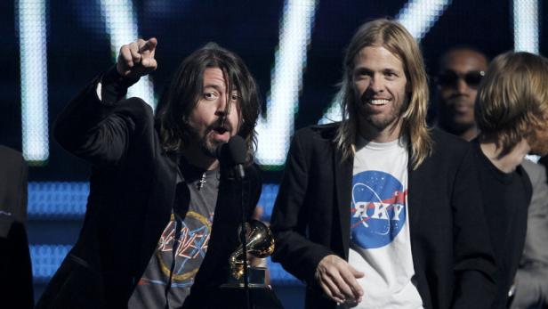 Dave Grohl und Taylor Hawkins von den Foo Fighters bei einer Preisverleihung.