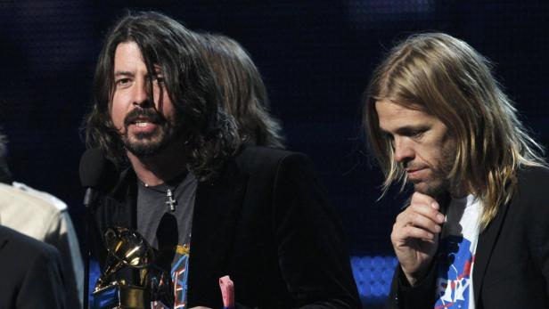 Dave Grohl und Taylor Hawkins von den Foo Fighters bei einer Preisverleihung.