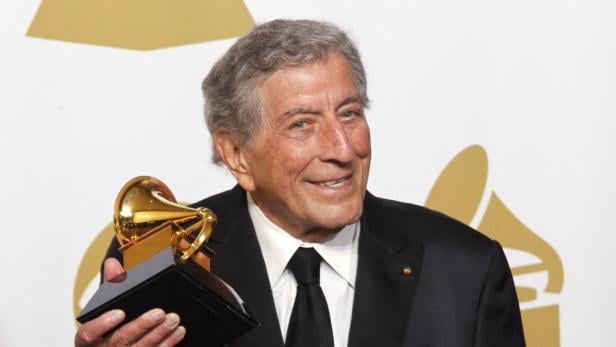 Tony Bennett hält eine Grammy-Trophäe in der Hand.
