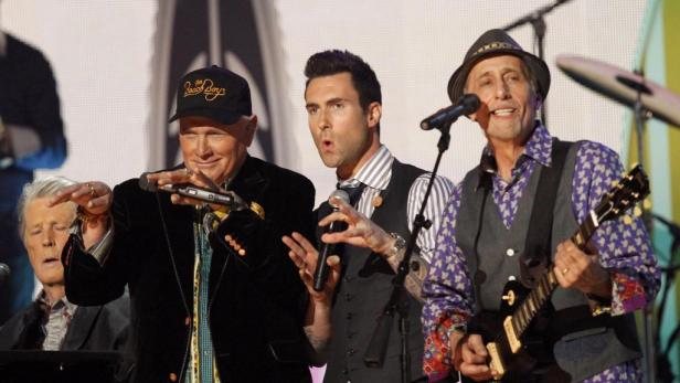 Die Beach Boys und Adam Levine treten gemeinsam auf einer Bühne auf.