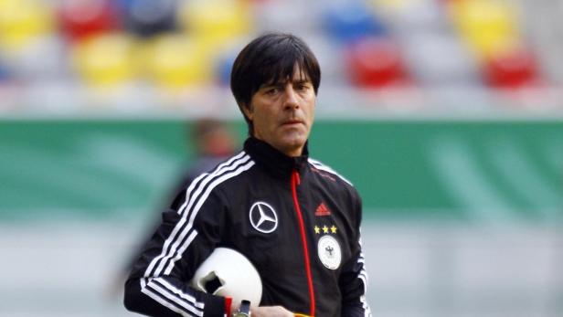 Joachim Löw, der ehemalige Trainer der deutschen Nationalmannschaft, hält einen Fußball.