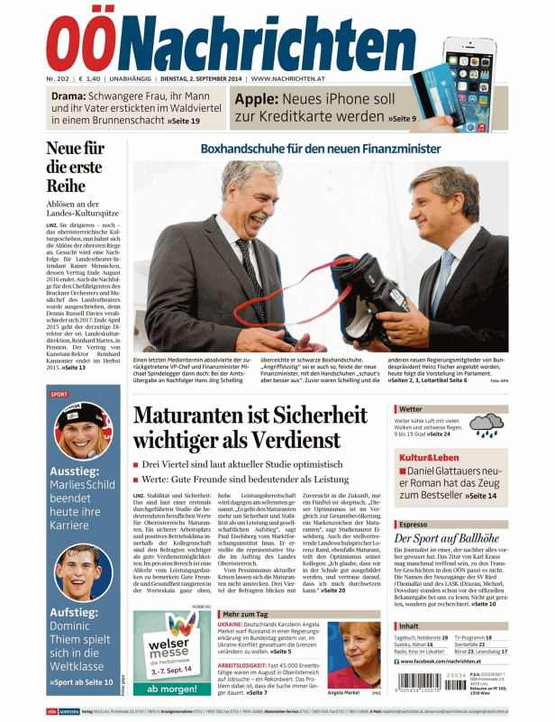 Michael Spindelegger übergibt Hans Jörg Schelling Boxhandschuhe zur Amtsübergabe.