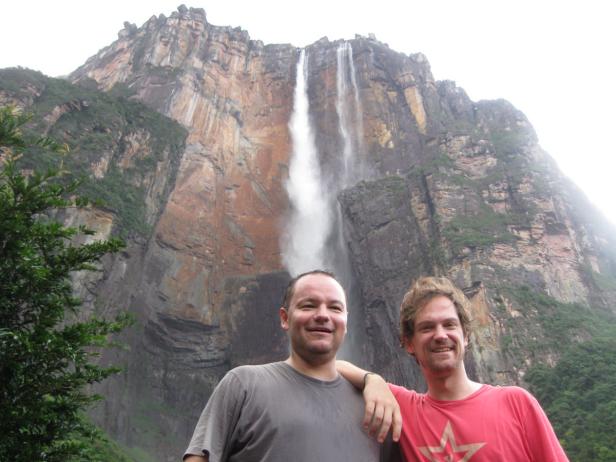 Zwei Männer posieren vor dem Angel Falls Wasserfall in Venezuela.