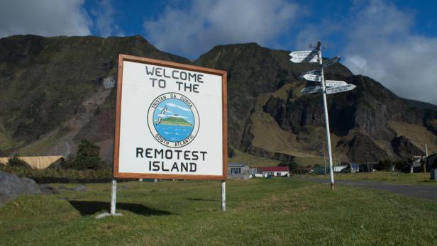 Ein Schild heißt Besucher auf Tristan da Cunha willkommen, der abgelegensten Insel der Welt.