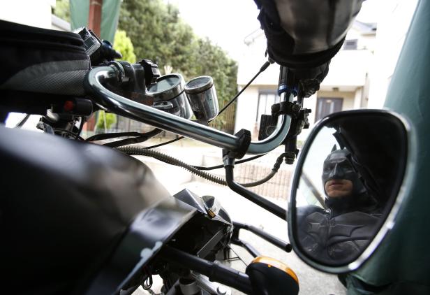 Batman ist im Spiegel eines Motorrads zu sehen.