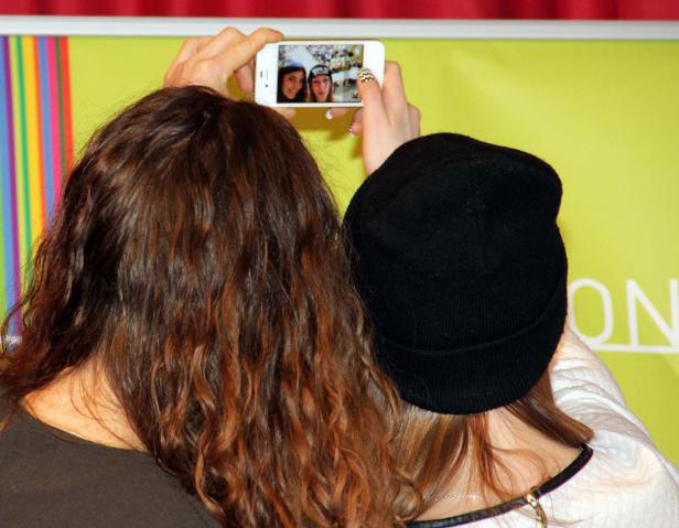 Zwei Frauen machen ein Selfie mit einem Smartphone.