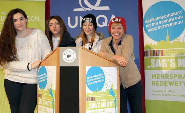 Vier Frauen stehen hinter einem Rednerpult mit dem Slogan „Mehrsprachigkeit ist ein Gewinn für ganz Österreich!".