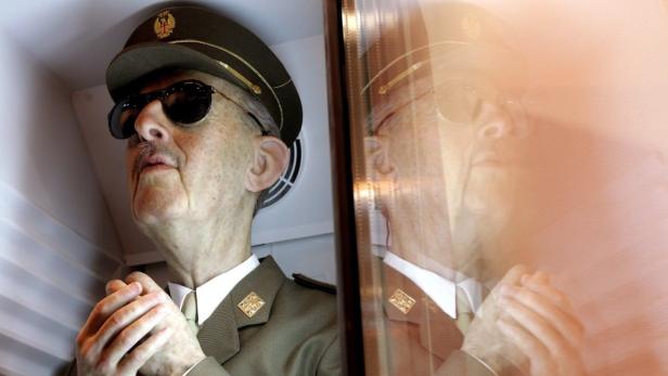 Eine Wachsfigur von Francisco Franco in Uniform und Sonnenbrille, ausgestellt in einem Kühlraum.