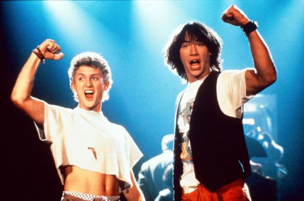 Bill und Ted recken die Fäuste in die Luft.