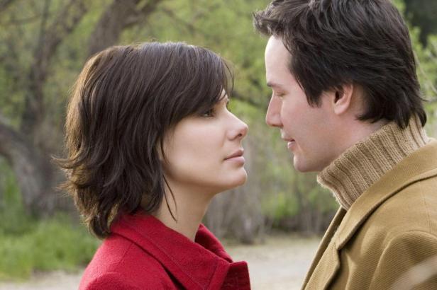 Sandra Bullock und Keanu Reeves schauen sich in „Das Haus am See“ an.