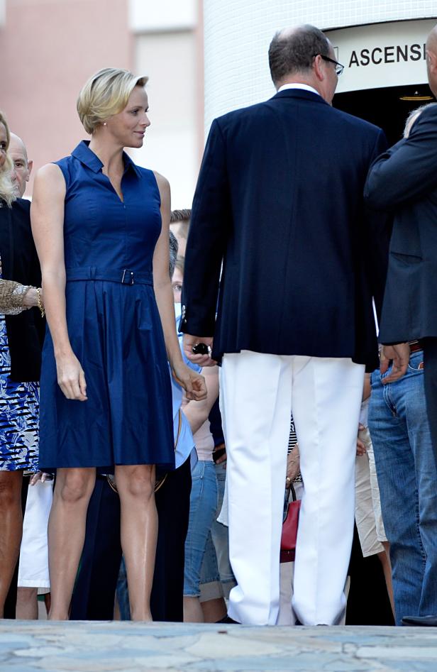 Fürstin Charlène von Monaco in einem blauen Kleid.