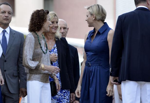 Fürstin Charlène von Monaco im Gespräch mit zwei Frauen.
