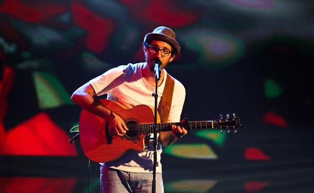 Ticket von Rapp: Thomas David Ein Mann mit Hut und Brille spielt Gitarre und singt auf einer Bühne.