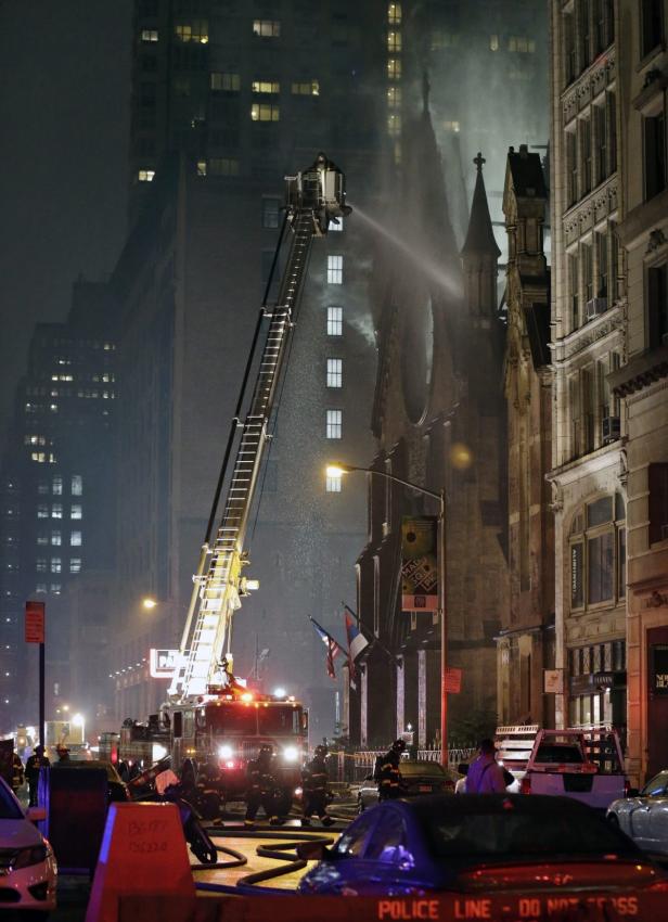 Firefighters battle a four-alarm fire in the histo Kirche mitten in New York von Großbrand vernichtet