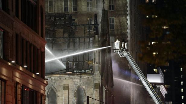 Firefighters battle a four-alarm fire in the histo Kirche mitten in New York von Großbrand vernichtet