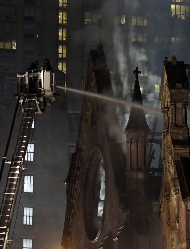 Firefighters battle a four-alarm fire in the histo Kirche mitten in New York von Großbrand vernichtet