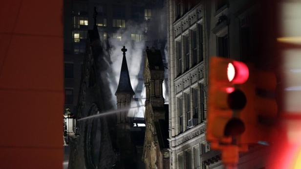 Firefighters battle a four-alarm fire in the histo Kirche mitten in New York von Großbrand vernichtet